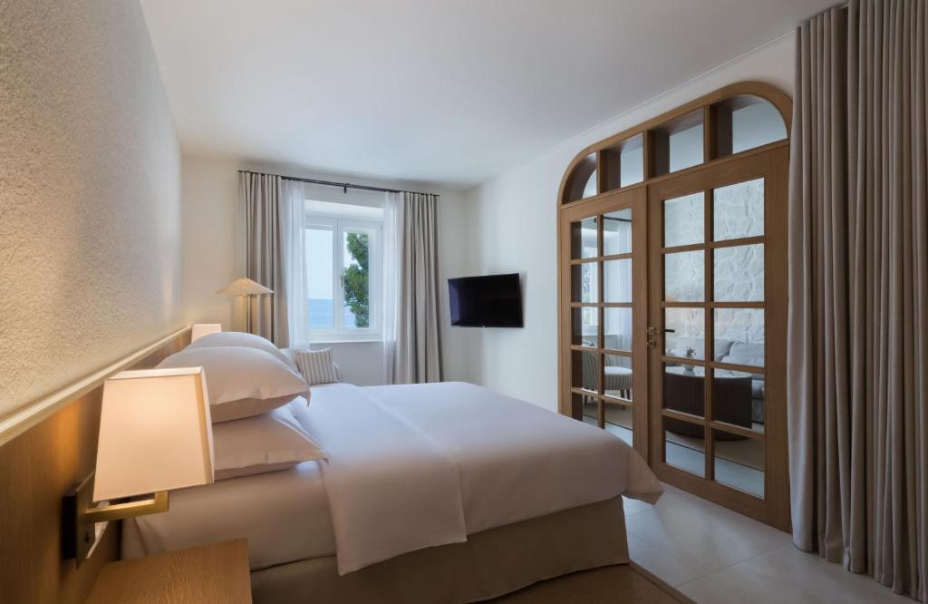 Postel nebo postele na pokoji v ubytování Heritage Hotel Kaštelet
