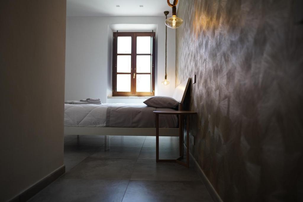 een slaapkamer met een bed en een raam bij Gallurasuite in Luras