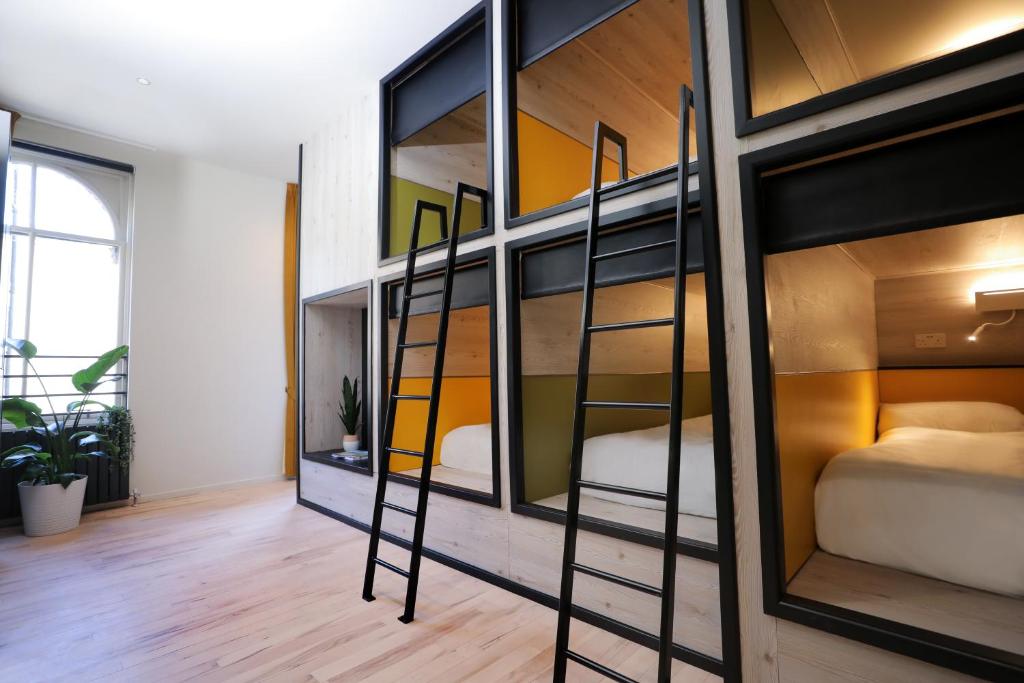 
Solo Kapuseru Capsule in a suite for 8 - Shared Facilities 
