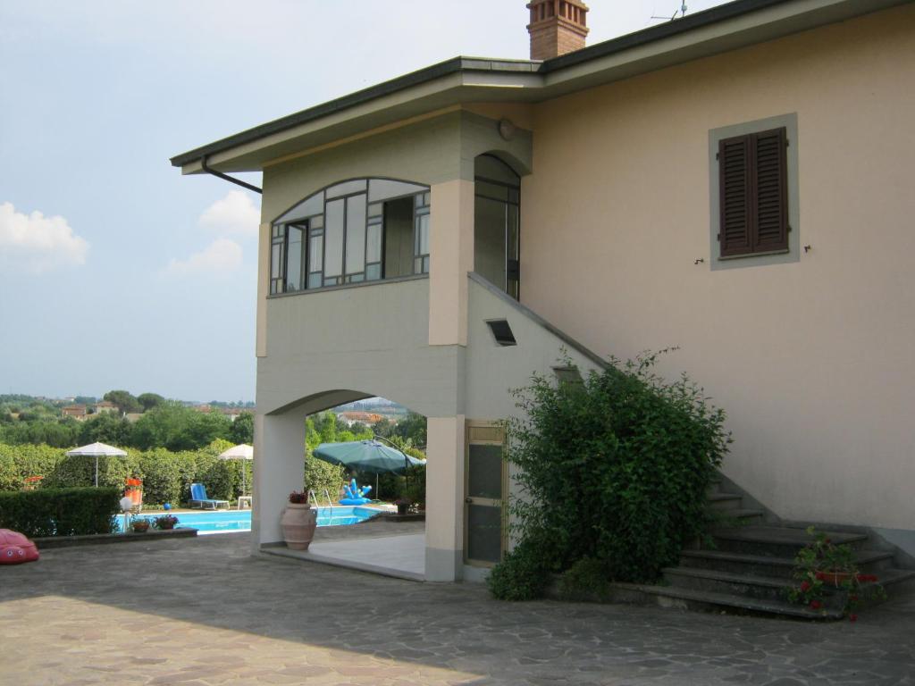 dom ze schodami prowadzącymi do basenu w obiekcie La Casa delle Rondini w mieście Lamporecchio