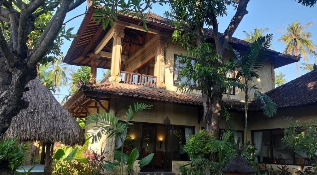 a resort with a tree house at Rambutan Hotel in Lovina