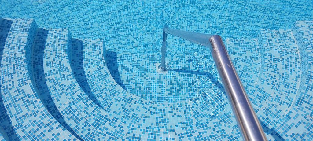 una piscina con ducha en el agua en TOP DESTINATION-HAMMAMET-COZY, en Hammamet