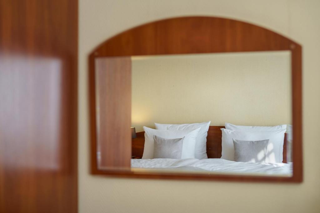 Postel nebo postele na pokoji v ubytování Hotel Kronprinz Hamburg Hauptbahnhof