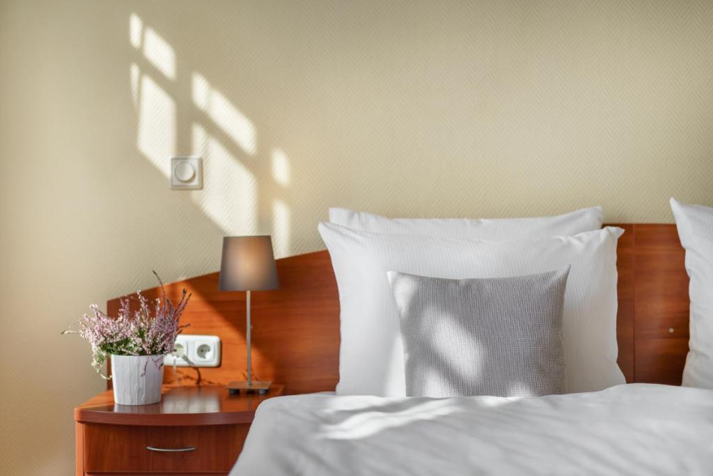 Postel nebo postele na pokoji v ubytování Hotel Kronprinz Hamburg Hauptbahnhof