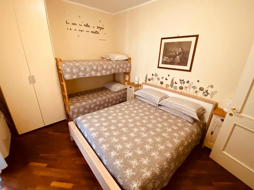 sypialnia z 2 łóżkami piętrowymi w pokoju w obiekcie Amici Miei Rooms w mieście Cremona