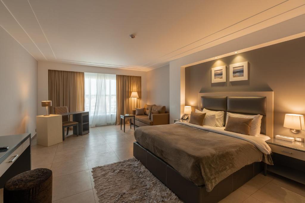 Postel nebo postele na pokoji v ubytování Rhactus Hotel, New Alamein