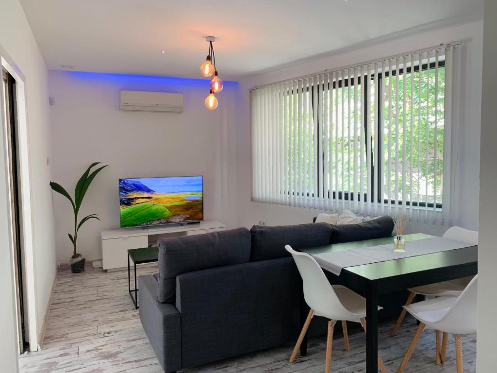 un soggiorno con divano e tavolo di Nordic Style Apartment with Underground parking a Sofia