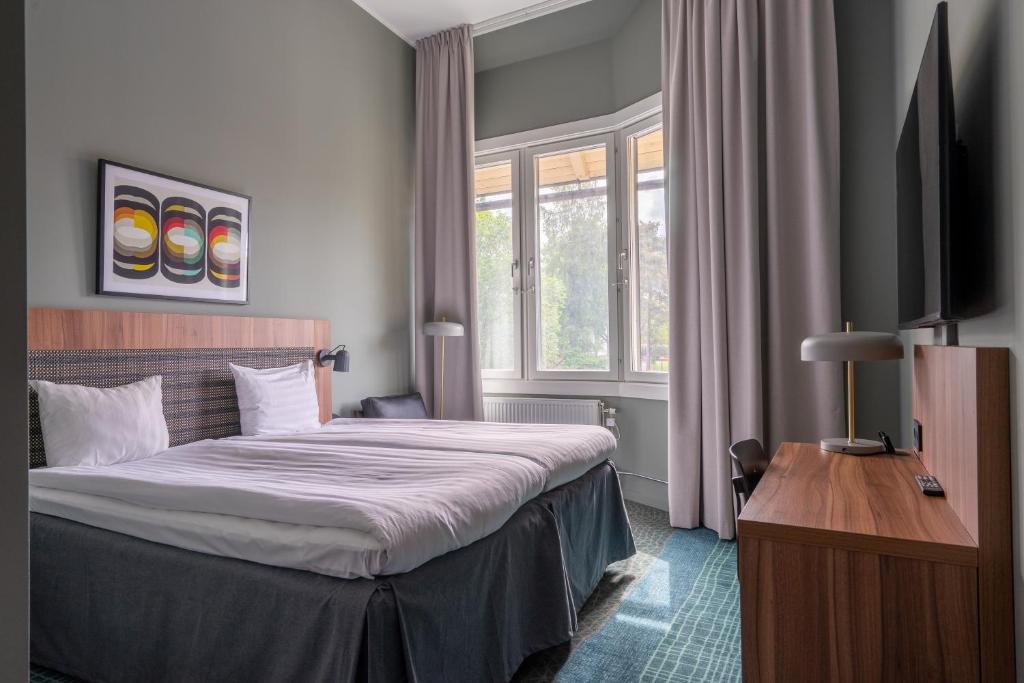 Postel nebo postele na pokoji v ubytování Quality Hotel Park Södertälje City