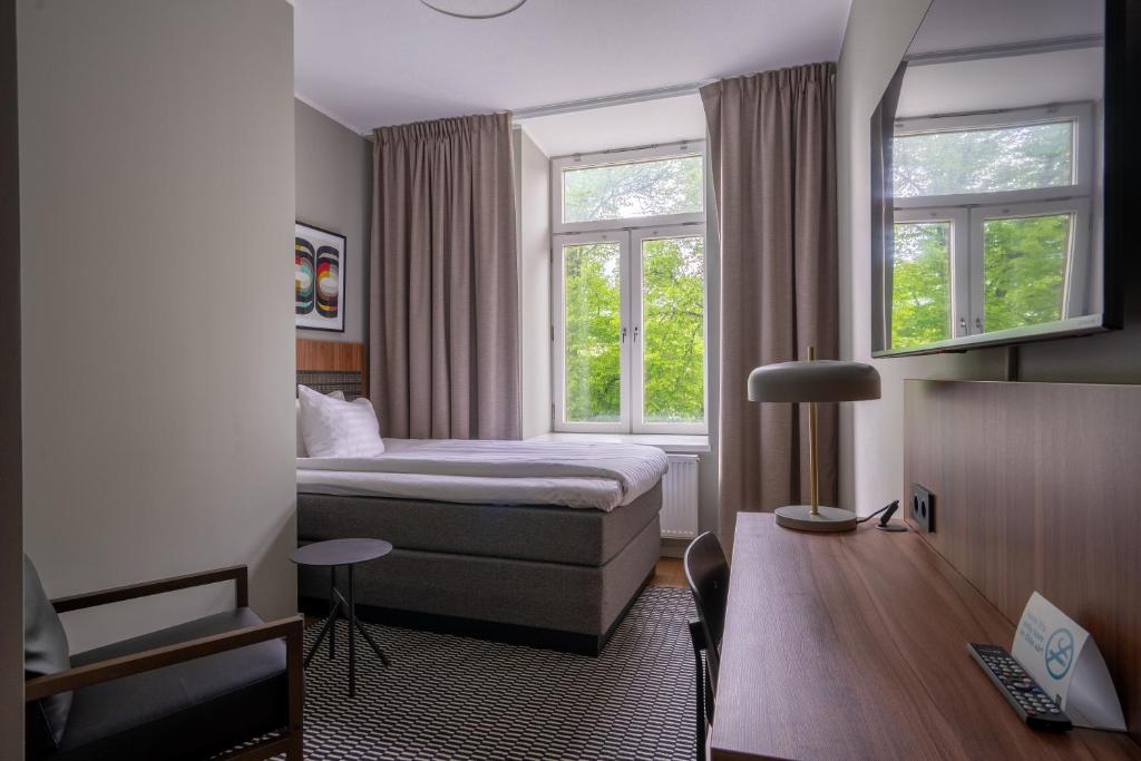 Postel nebo postele na pokoji v ubytování Quality Hotel Park Södertälje City