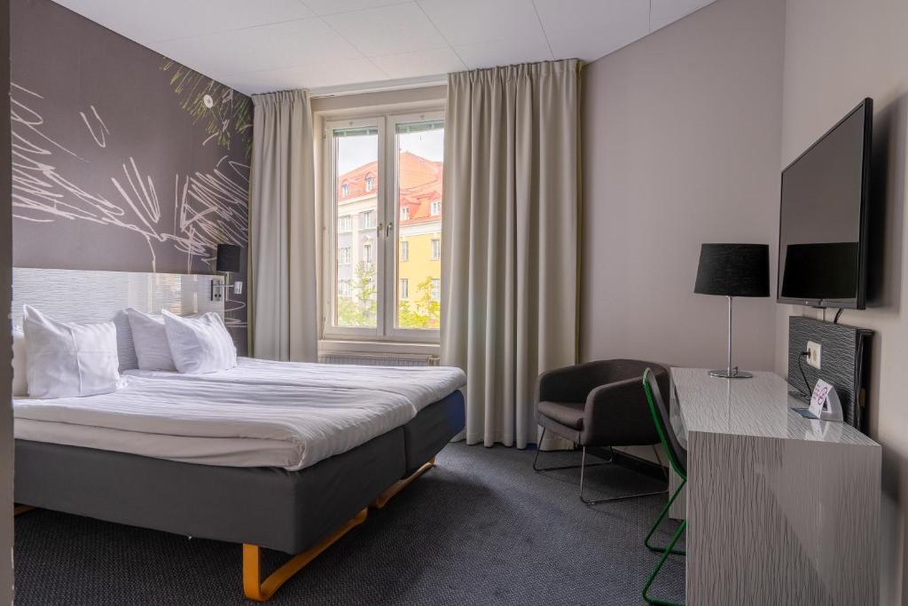 Postel nebo postele na pokoji v ubytování Quality Hotel Park Södertälje City