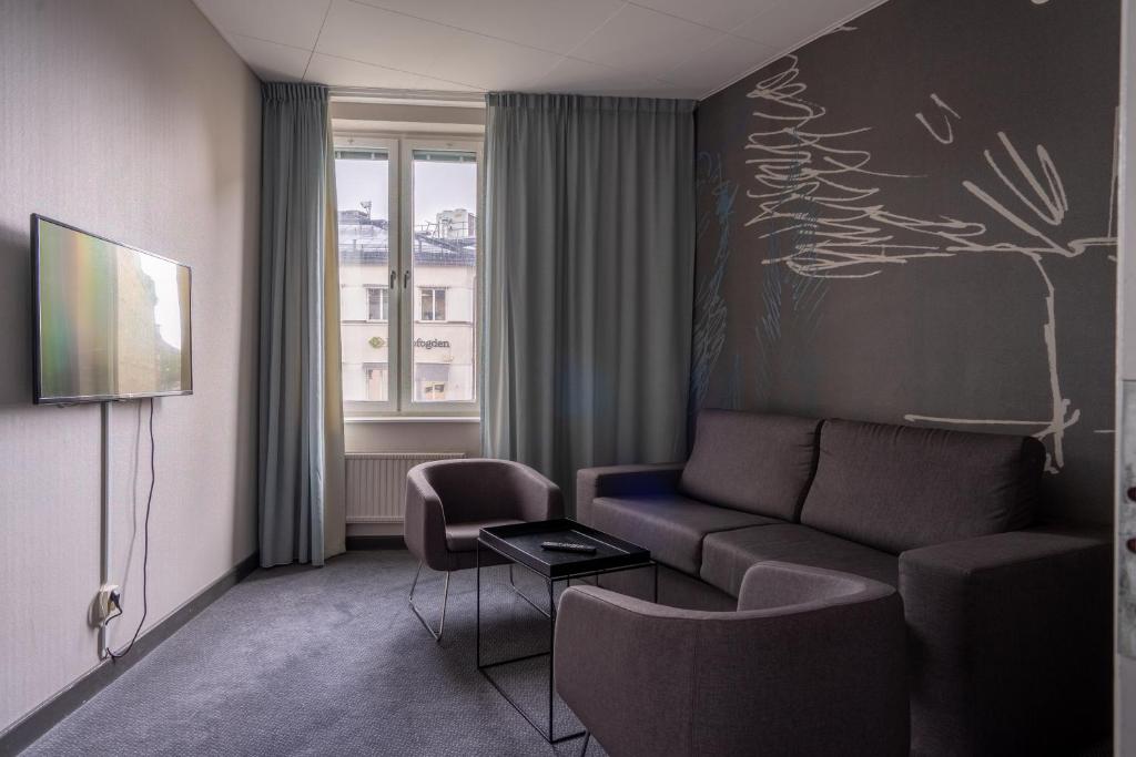 TV a/nebo společenská místnost v ubytování Quality Hotel Park Södertälje City