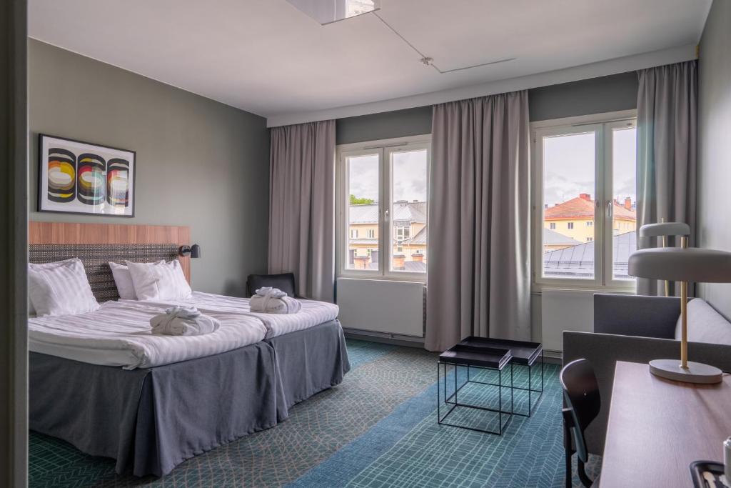 Postel nebo postele na pokoji v ubytování Quality Hotel Park Södertälje City