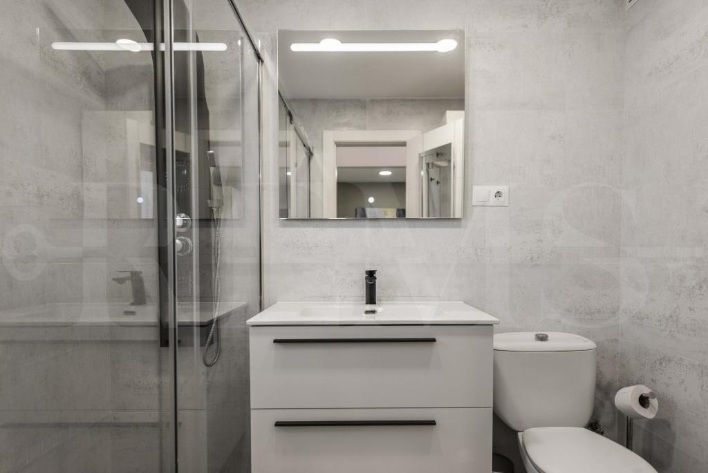 A bathroom at Sunny & modern apartment - Center by REMS