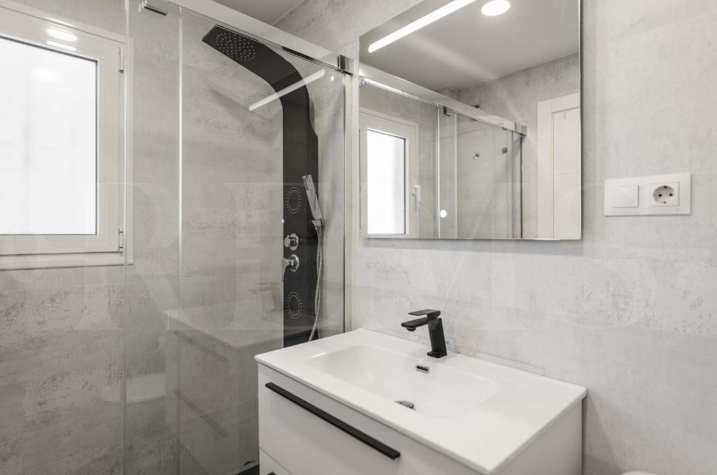 A bathroom at Sunny & modern apartment - Center by REMS