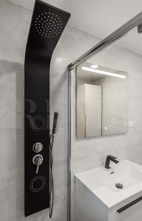 A bathroom at Sunny & modern apartment - Center by REMS