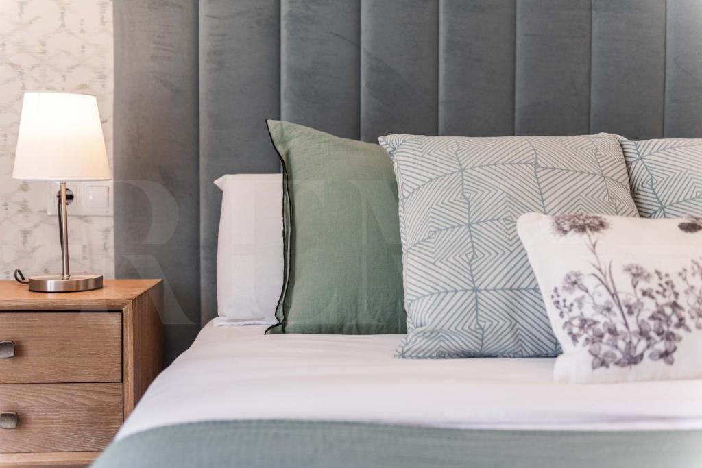A bed or beds in a room at Sunny & modern apartment - Center by REMS