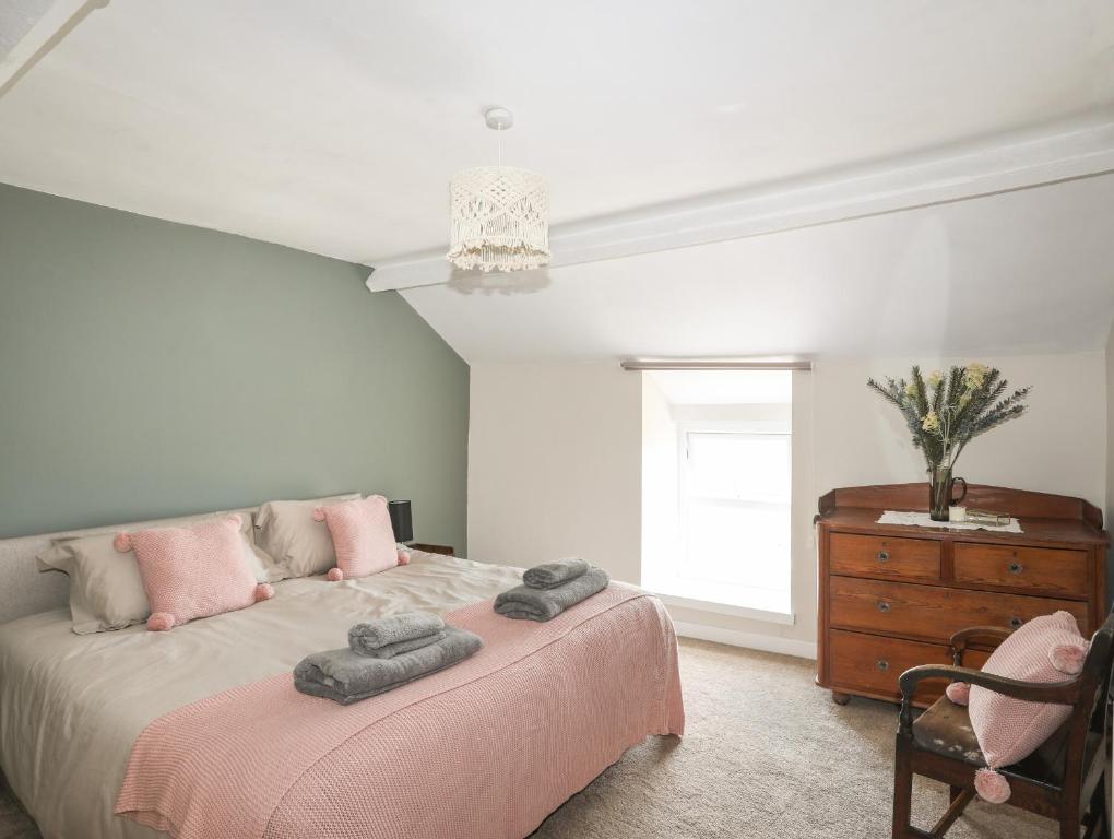 A bed or beds in a room at Cwm Ceiliog Annex