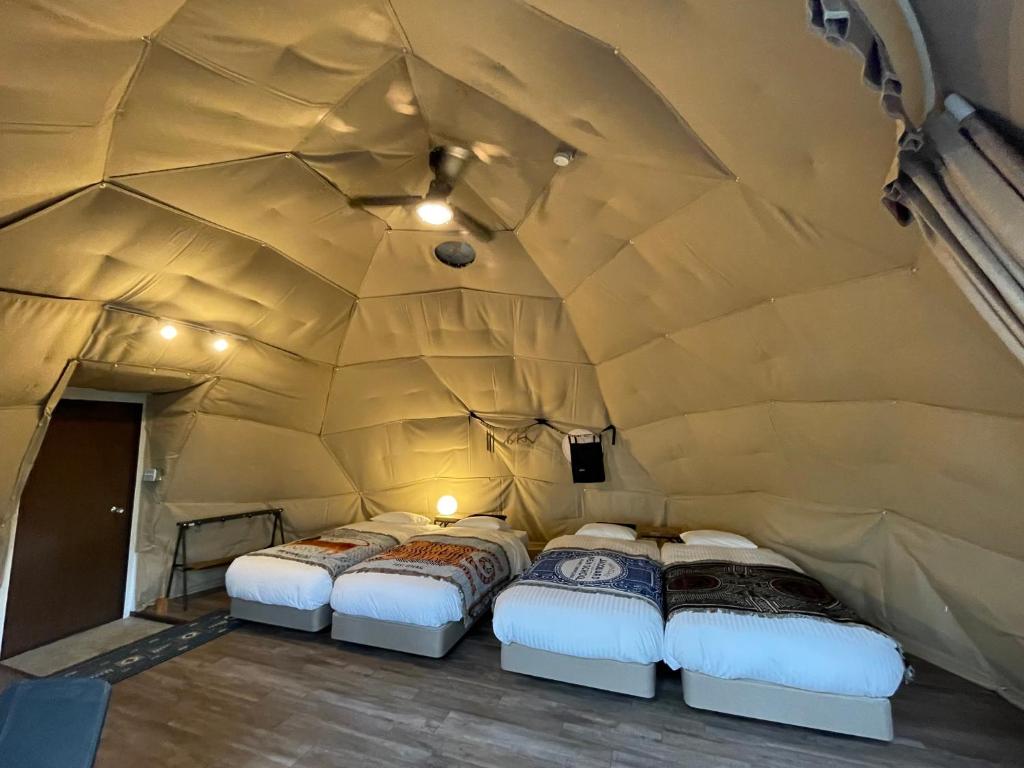 Postel nebo postele na pokoji v ubytování THE DAY POST GENERAL GLAMPING VILLAGE Yamanakako