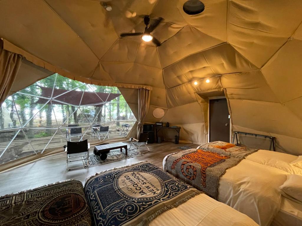 Postel nebo postele na pokoji v ubytování THE DAY POST GENERAL GLAMPING VILLAGE Yamanakako