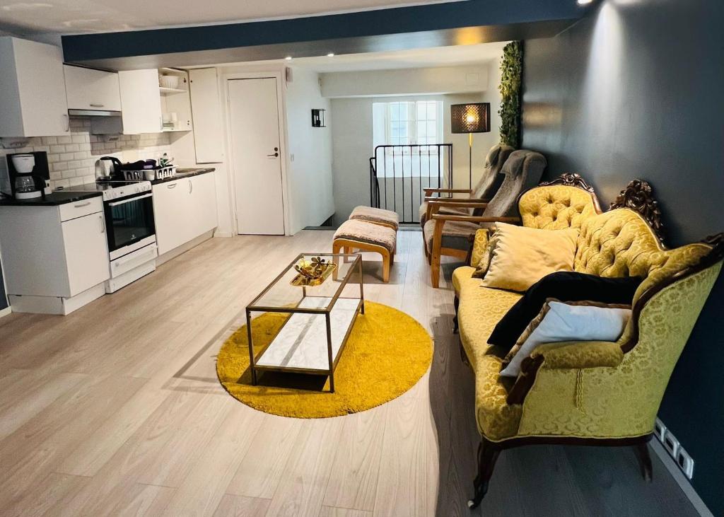 een woonkamer met een bank en een tafel bij Divine Living - Apartments in Stockholm