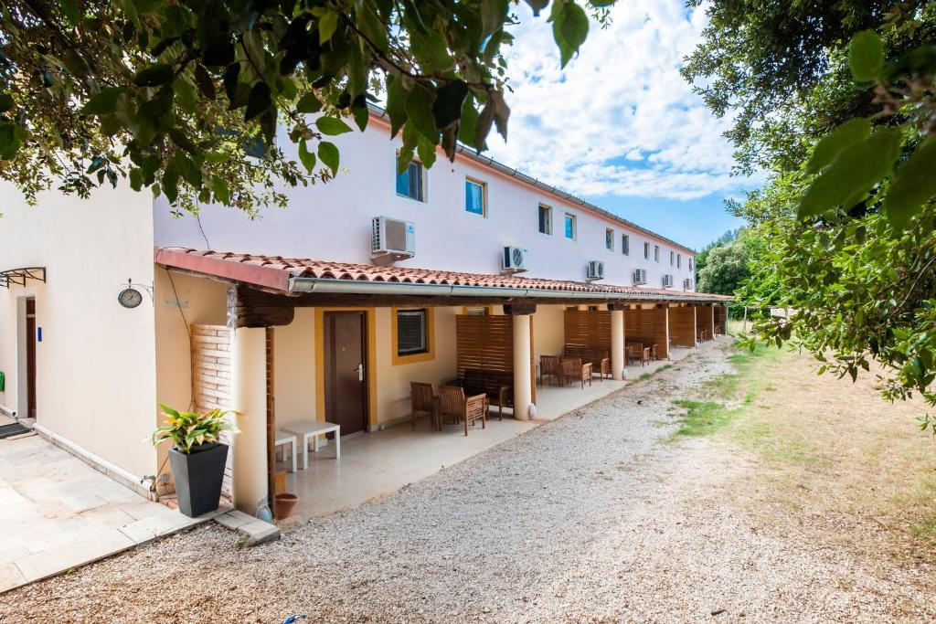 een extern uitzicht op het gebouw bij Guesthouse Valsaresi in Rovinj