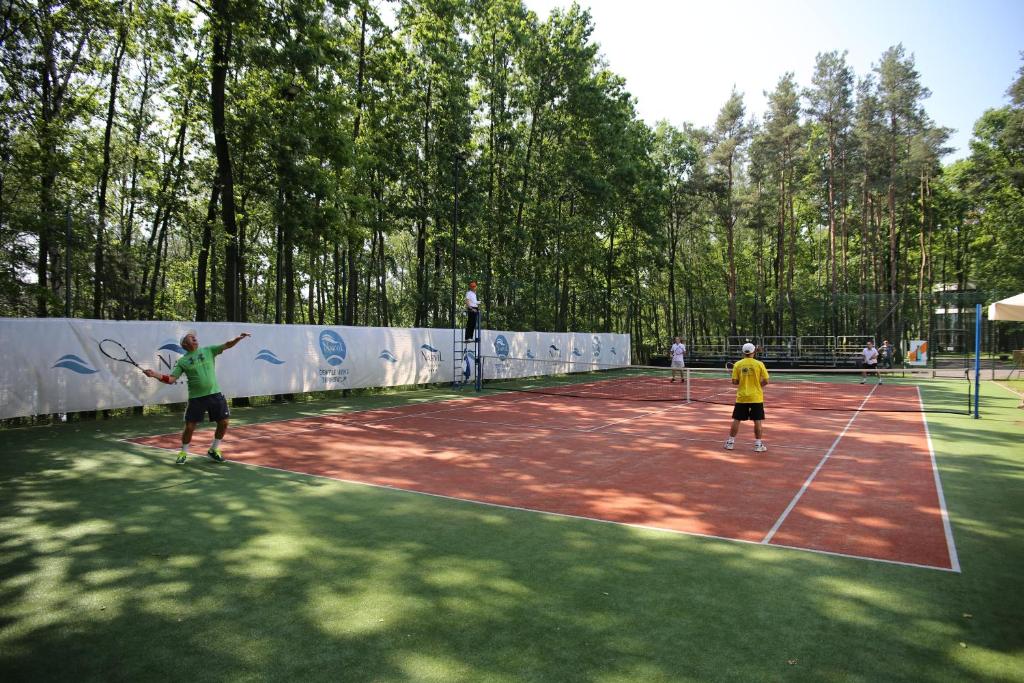 Tenis a/nebo squash v ubytování Hotel Narvil Conference & Spa nebo okolí