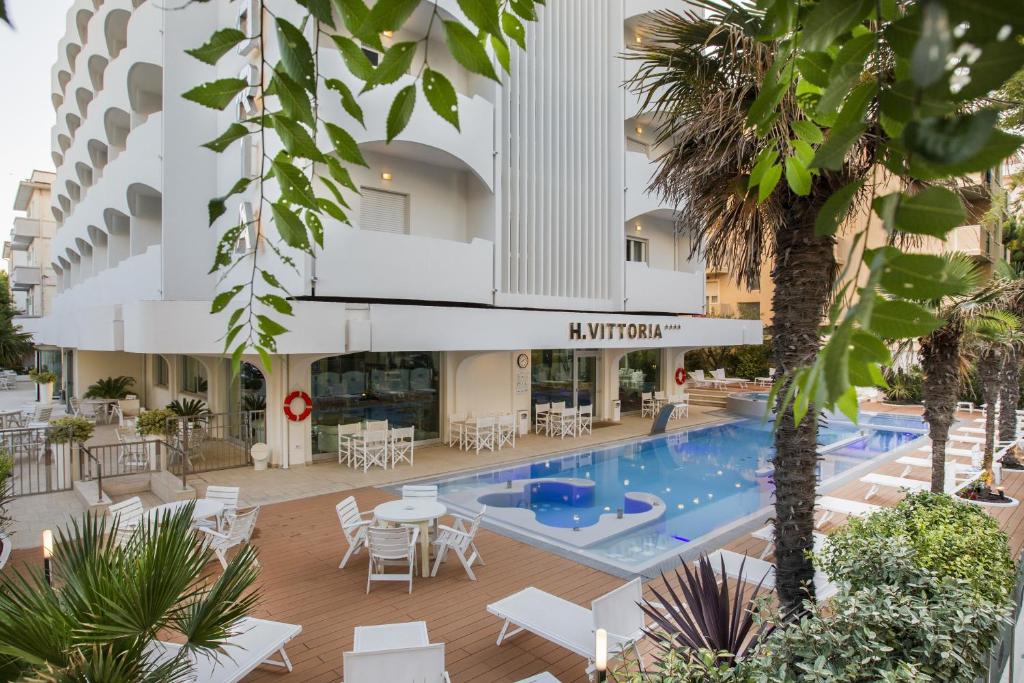 Bazén v ubytování Hotel Vittoria - Nuova Gestione nebo v jeho okolí