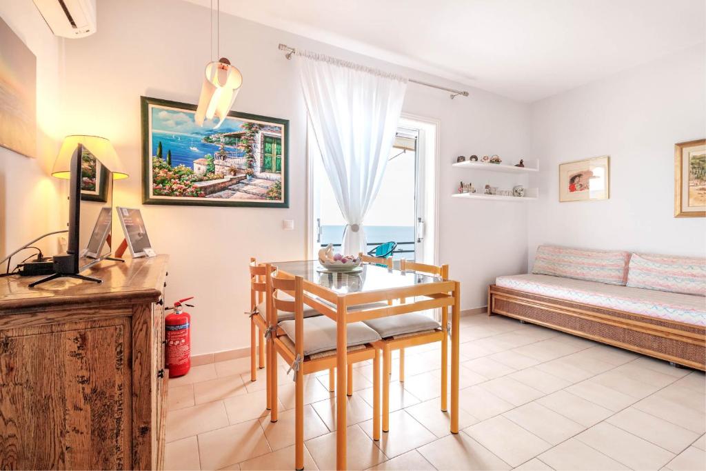 Posezení v ubytování Glyfada New Era Home 107 Menigos Resort Apartments
