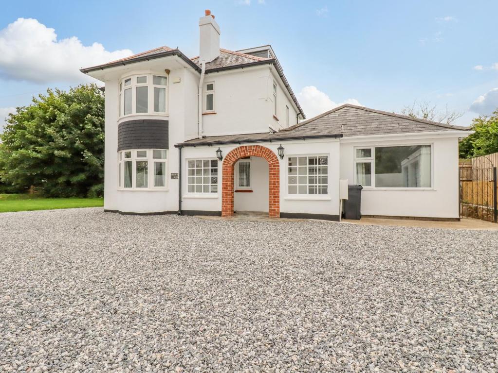 a house with a driveway in front of it at Pen-Y-Thon House in Newquay