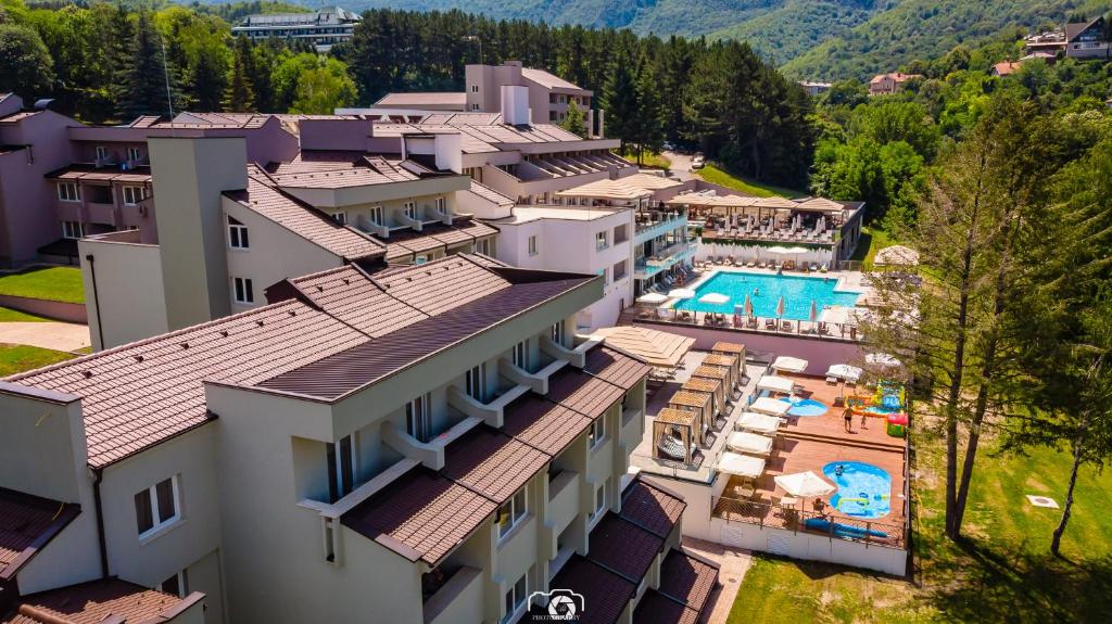 una vista aérea de un hotel con piscina en Hotel Sunce en Soko Banja