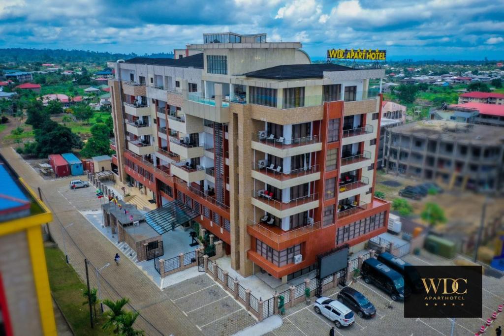 una vista aérea de un edificio en una calle de la ciudad en WDC APARTHOTEL - BUEA, en Buea