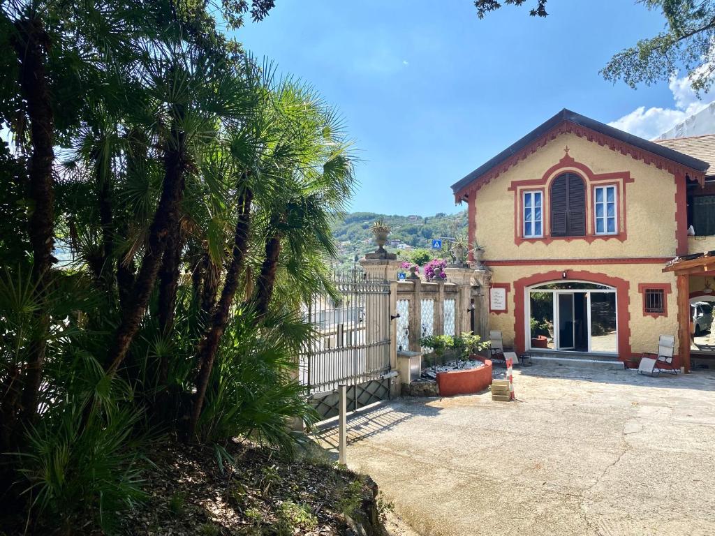 a house with a fence and a palm tree at CasaViva - Trilo on the heights of S Margherita in San Lorenzo della Costa
