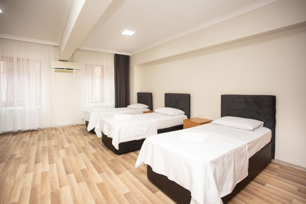 Letto o letti in una camera di Türkler Suite Hotel