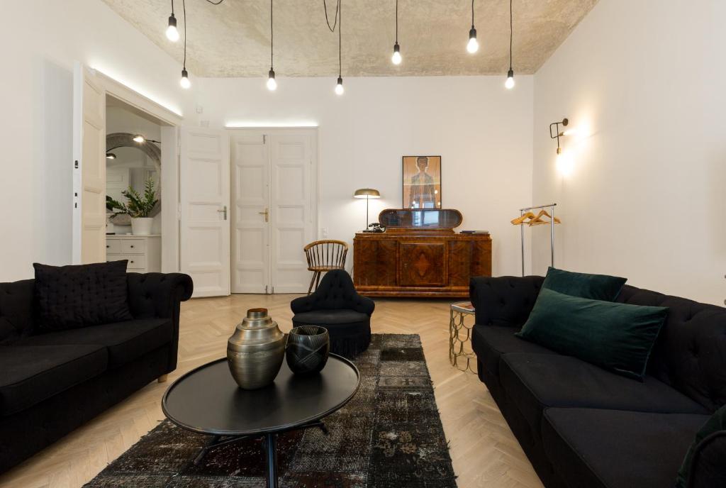 Posedenie v ubytovaní Bohemian Dream Home In The Absolute Center w 2BR/2BT