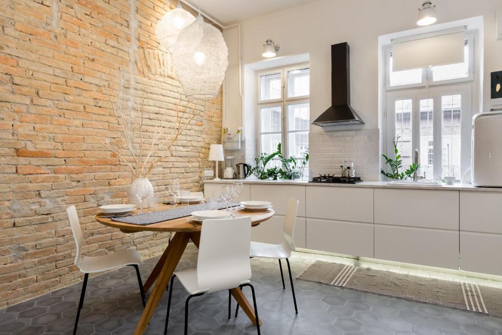 Kuchyňa alebo kuchynka v ubytovaní Bohemian Dream Home In The Absolute Center w 2BR/2BT