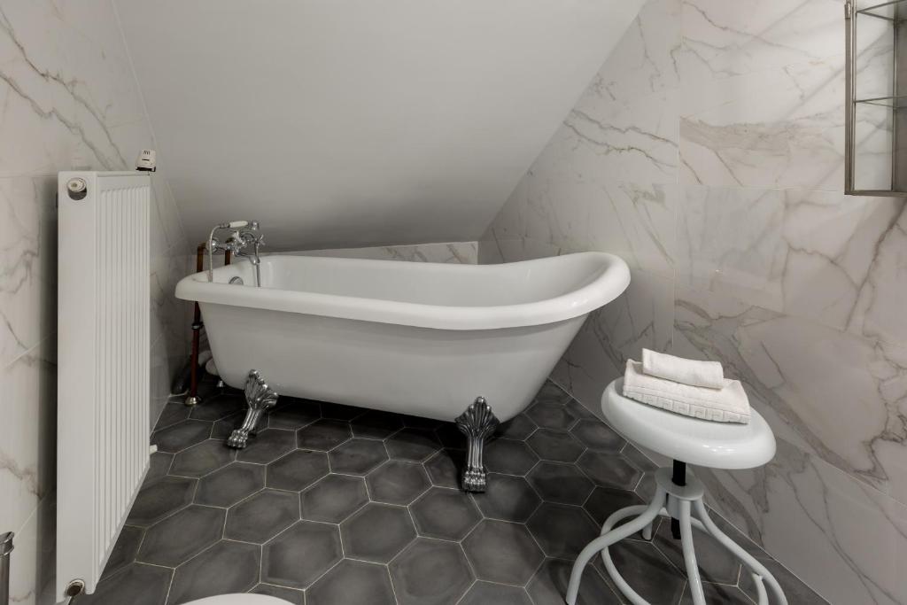 Kúpeľňa v ubytovaní Bohemian Dream Home In The Absolute Center w 2BR/2BT