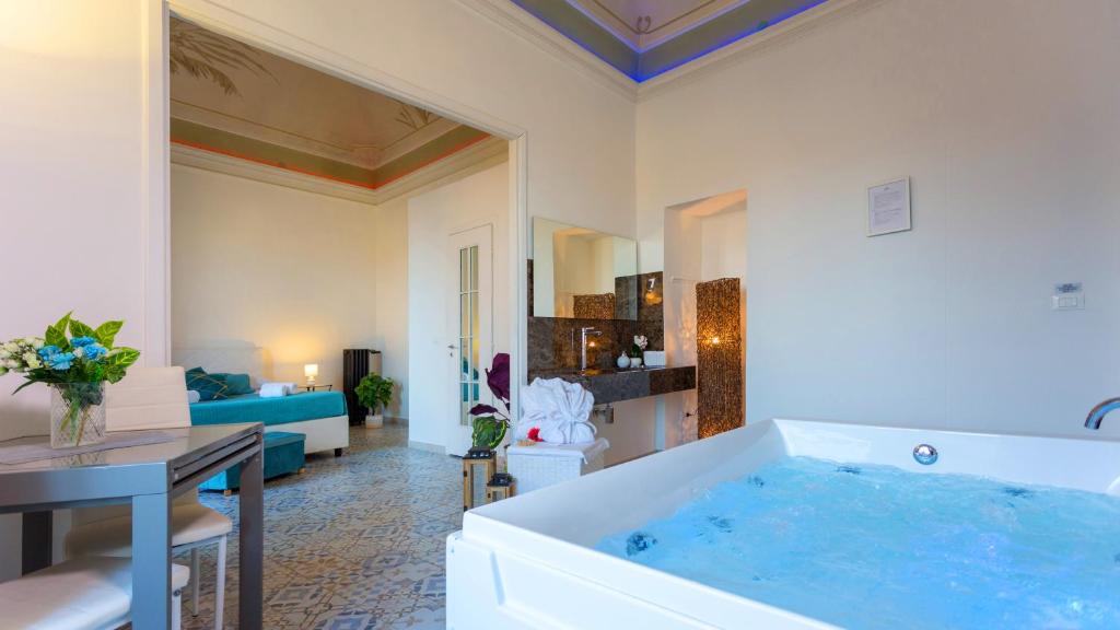 duża wanna w salonie w obiekcie Palazzo Bruca Catania w Katanii