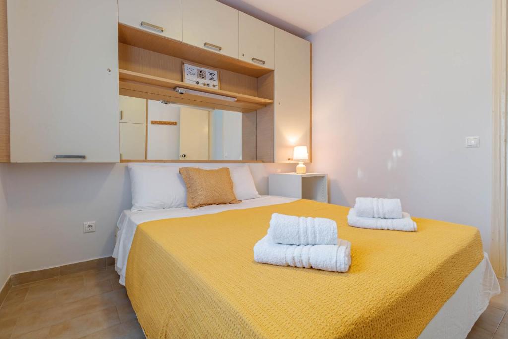 Posteľ alebo postele v izbe v ubytovaní Glyfada New Era Home 120 Menigos Resort Apartments