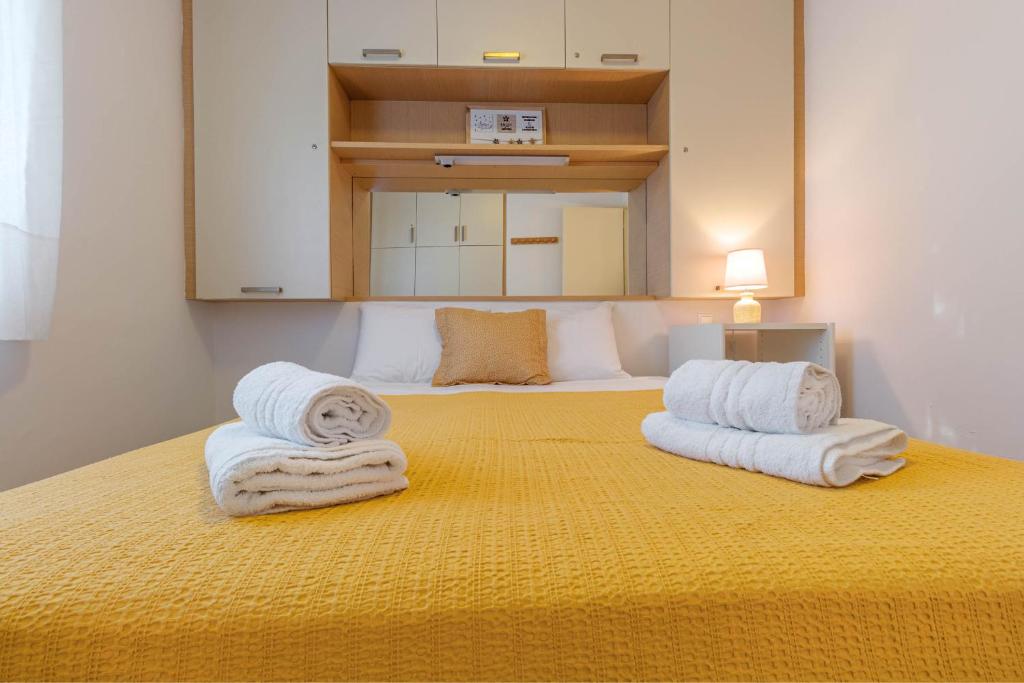 Posteľ alebo postele v izbe v ubytovaní Glyfada New Era Home 120 Menigos Resort Apartments