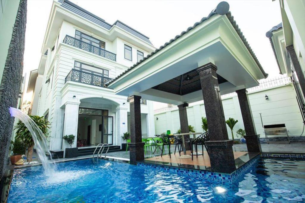 una piscina frente a una casa en Hoàng My Villa 10 Phòng ngủ - Bãi Sau Vũng Tàu en Vung Tau
