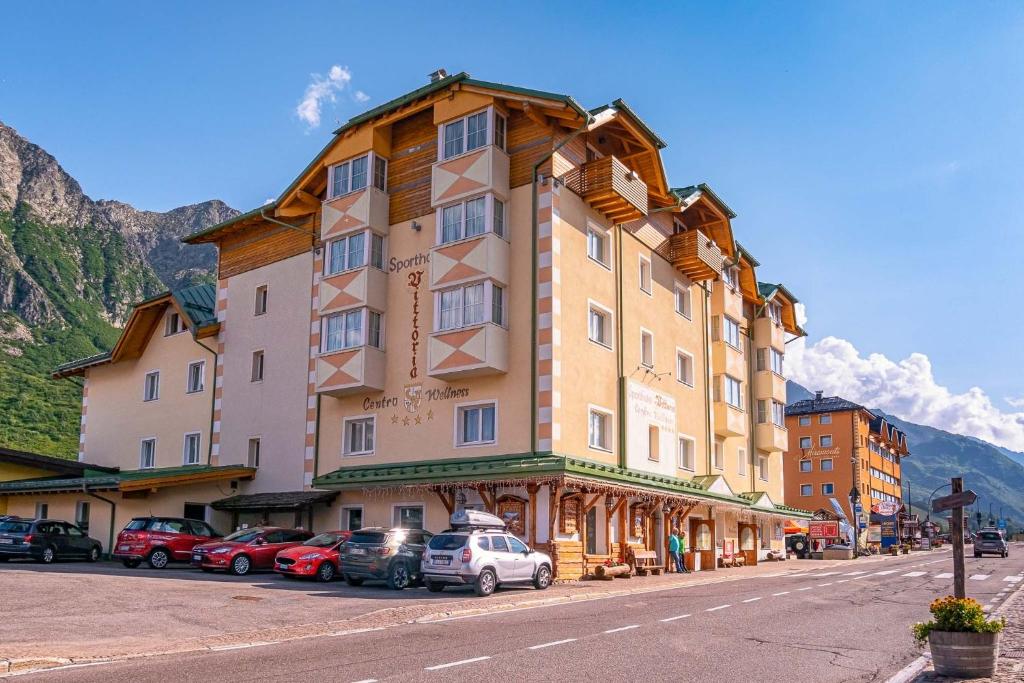 ein großes Gebäude an der Straßenseite in der Unterkunft Sport Hotel Vittoria in Passo del Tonale