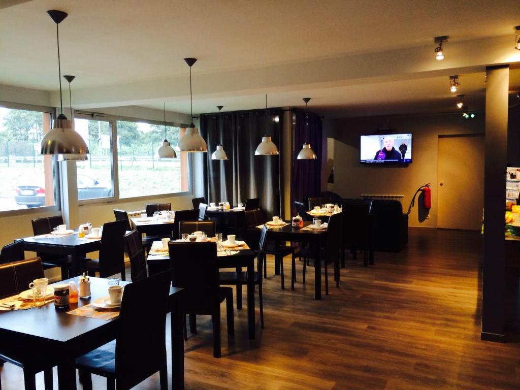 TV a/nebo společenská místnost v ubytování Fasthotel Dunkerque