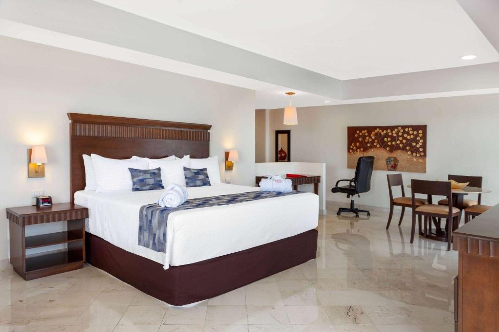 Postel nebo postele na pokoji v ubytování Ramada Plaza by Wyndham Veracruz Boca del Rio
