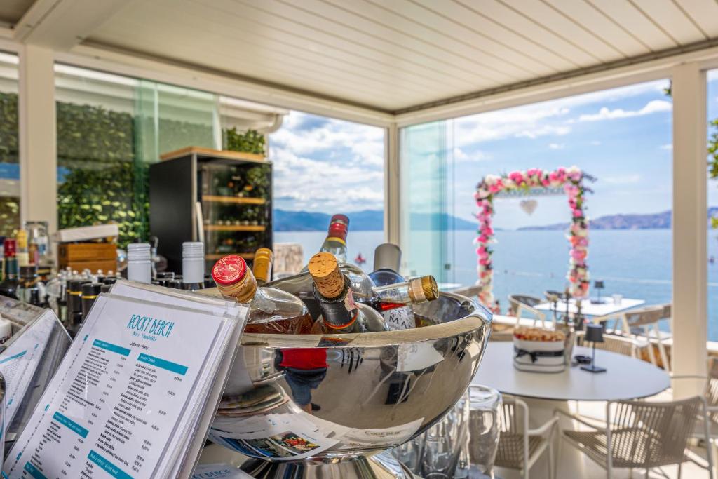 un cubo lleno de botellas de vino en un restaurante en Rocky Beach Rooms, en Novi Vinodolski