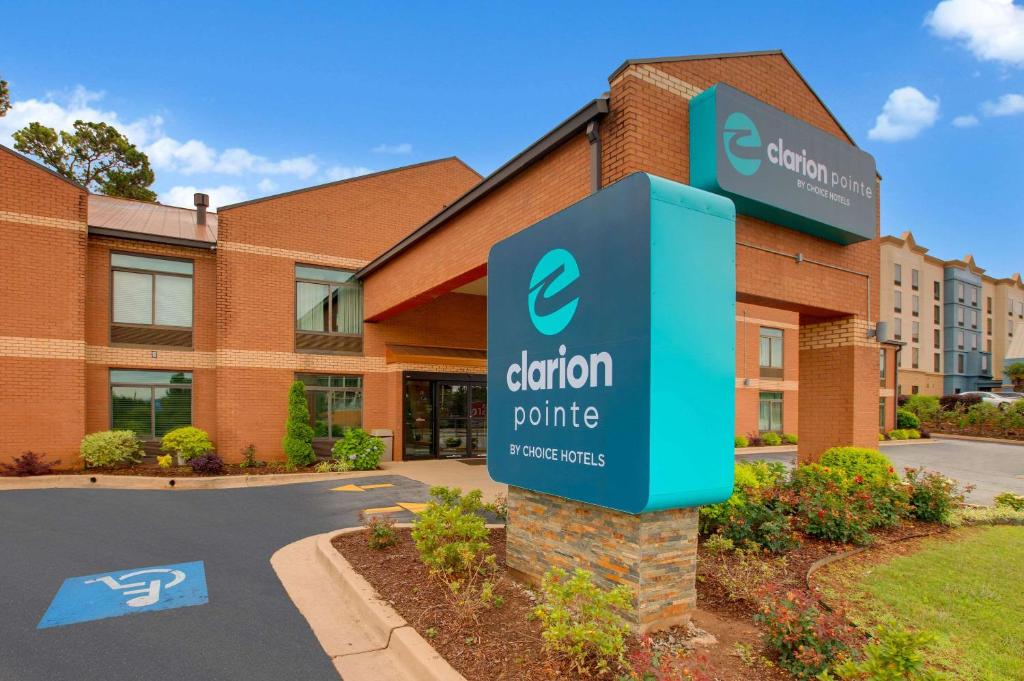 アトランタにあるClarion Pointe Atlanta Airport College Parkの建物前看板