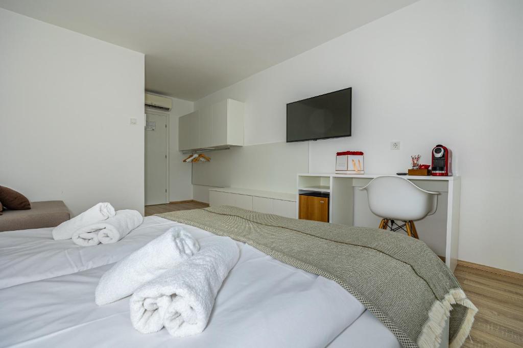 Rocky Beach Rooms - 19