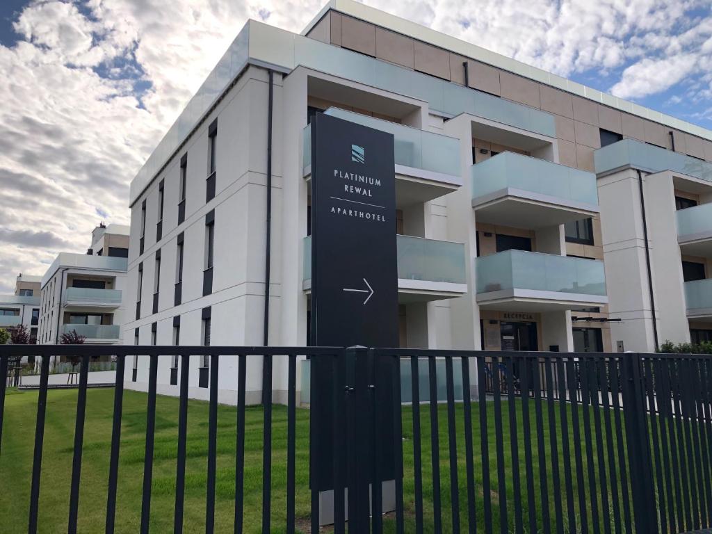 ein Gebäude mit einem Schild davor in der Unterkunft Niebieski in Rewal