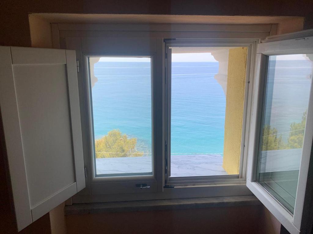La terrazza nel blu في إمبيريا: نافذتين في غرفة مطلة على المحيط
