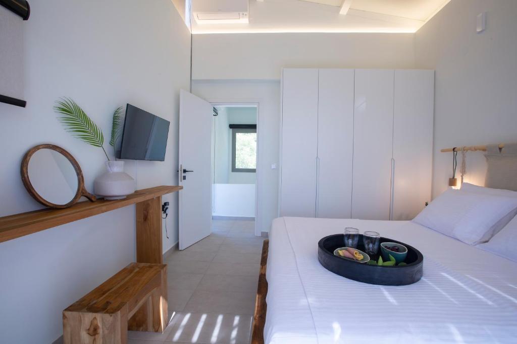 Łóżko lub łóżka w pokoju w obiekcie HYADES VILLAS LEFKADA
