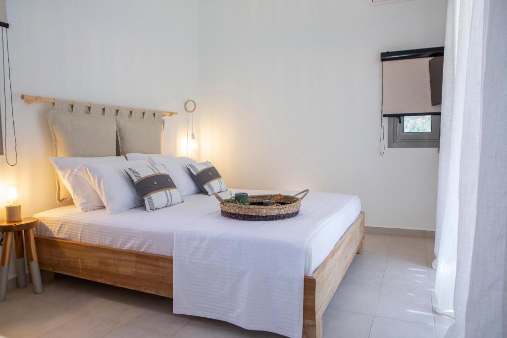 Łóżko lub łóżka w pokoju w obiekcie HYADES VILLAS LEFKADA
